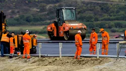 Mobilizare uriașă pe Autostrada Moldovei: 5.000 de oameni lucrează pe șantierul A7. Zilnic se aștern 15.000 tone de asfalt