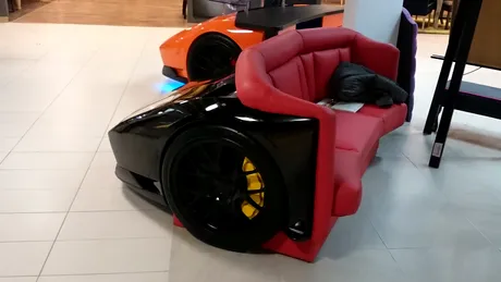 Fii o gazdă bună şi întâmpină-ţi oaspeţii pe o canapea cu bot de Lamborghini