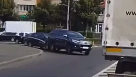 Accident neobișnuit în Cluj. Un Logan a fost târât în trafic de o Toyota Hilux - VIDEO
