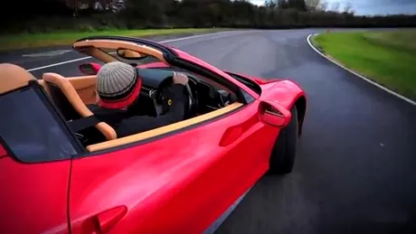 VIDEO: Chris Harris conduce flat-out pe circuit un Ferrari 458 Spider!