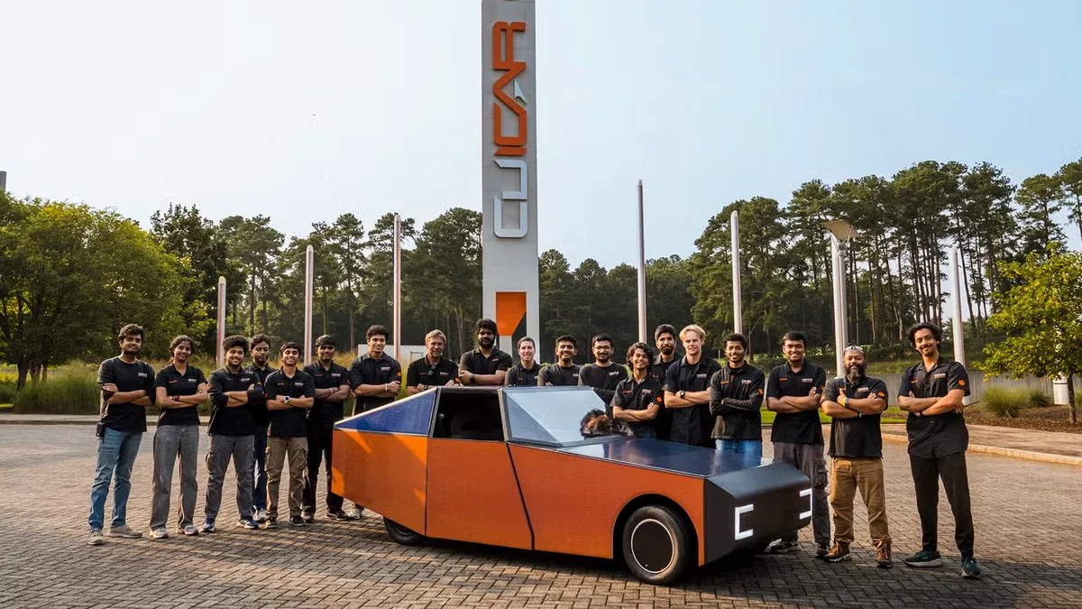 Luminetta, mașina solară creată de studenți care produce mai multă energie decât consumă. Proiectul, susținut de BMW