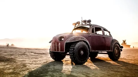 Maşinile de la Burning Man 2013 – foc, droguri şi atmosferă Mad Max
