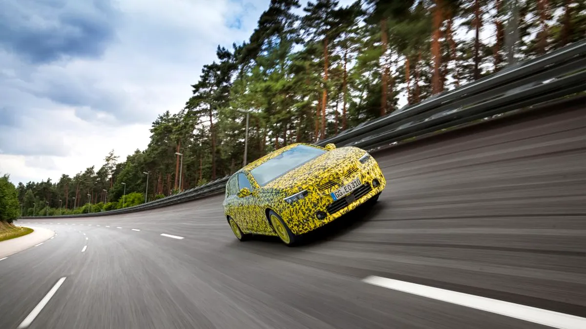 Imagini noi cu viitorul Opel Astra. Ce ascunde camuflajul?