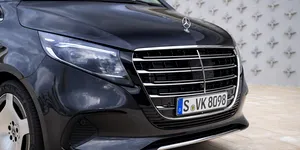 VIDEO – Un român nu a mai fost satisfăcut de Mercedes-Benz Clasa S. S-a dus până în China să își cumpere o mașină de lux