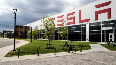 Cu ce bani construiește Elon Musk fabrica Tesla din Germania