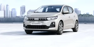 Dacia Sandero Hybrid 155 poate fi comandată în România. Cât costă rivalul lui BYD Dolphin G DM-i