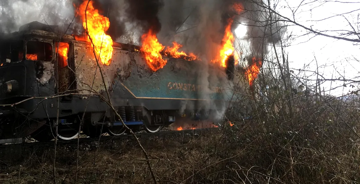 O locomotivă a luat foc în mers – FOTO