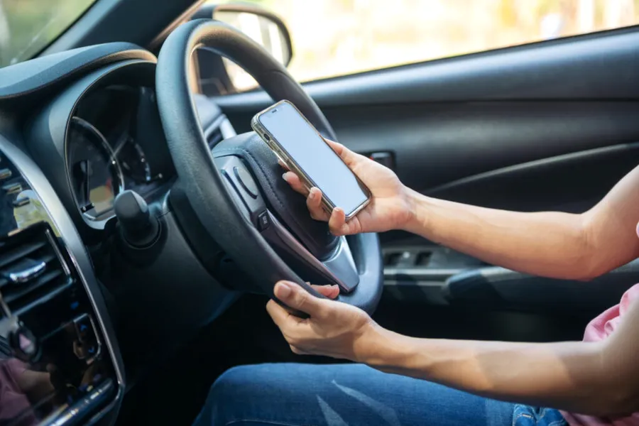 un sofer foloseste telefonul in automobil