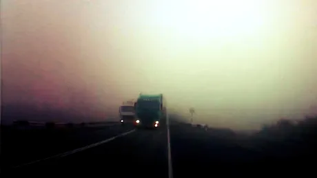 VIDEO: Atenţie mare pe timp de ceaţă. Accident evitat la limită