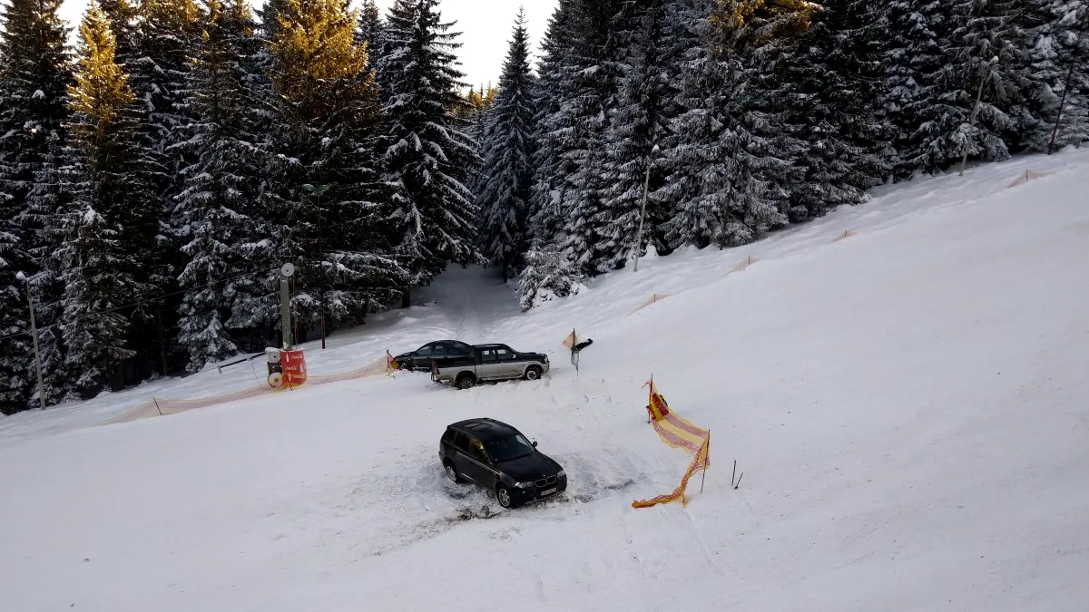 A rămas blocat cu un BMW pe pârtie. Ce amendă a primit?