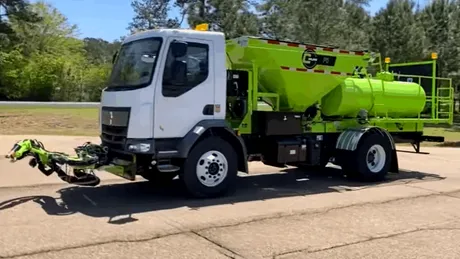 Video | Lecția americană pentru România: Mașina care astupă gropile în 2 minute și are nevoie doar de un șofer