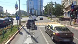 Accident în sensul giratoriu cu semafor. Cine e vinovat dacă ambii șoferi au „intrat” pe verde?