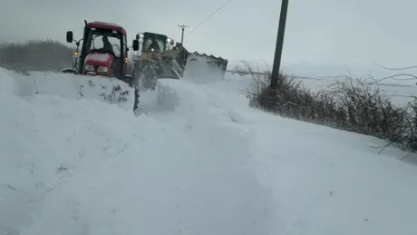 Zăpadă de peste un metru, mașini blocate și drumuri închise