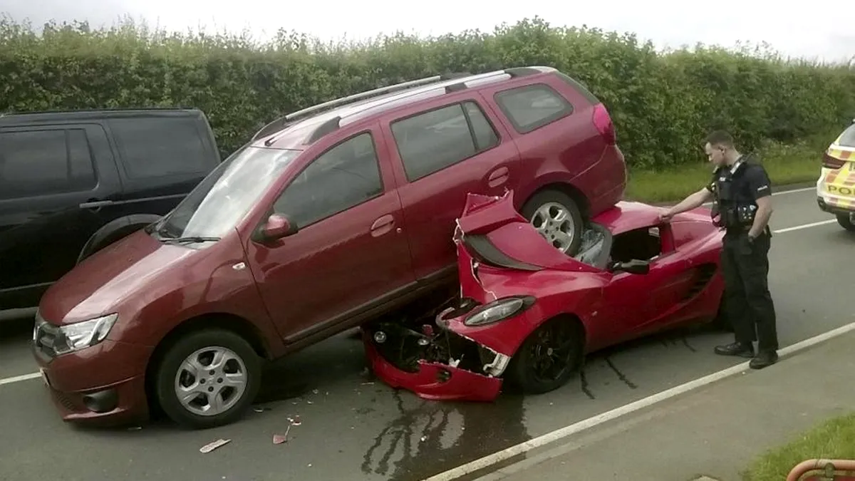 Lotus Elise, șifonat după o tamponare cu o Dacia Logan - Galerie FOTO