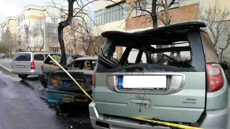 Patru maşini au ars într-o parcare din Craiova. De la ce a pornit incendiul? VIDEO