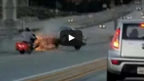 Mişcare imposibilă chiar şi în NFS. Un motociclist declanşează haosul pe autostradă cu o simplă lovitură de picior - VIDEO