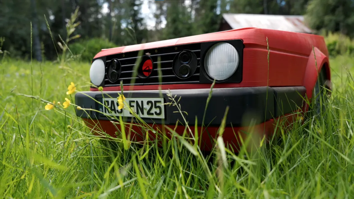 Te-ai fi gândit că un Volkswagen Golf poate tăia iarba din grădină? Un german a pus ideea în practică