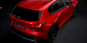 Mazda explică de ce elimină controllerul, când rivalii readuc comenzile fizice. Japonezii invocă exemplul iPod Classic vs iPod Touch