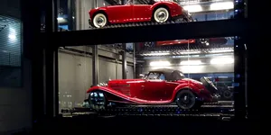 Cea mai spectaculoasă reprezență auto din lume: Turn de sticlă de 15 etaje cu sistem de vânzare automată a mașinilor