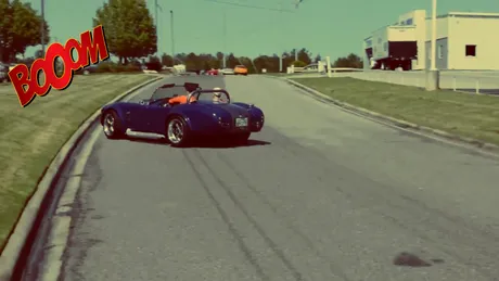 VIDEO: Caii putere de pe Shelby Cobra întâlnesc...prostia omenească