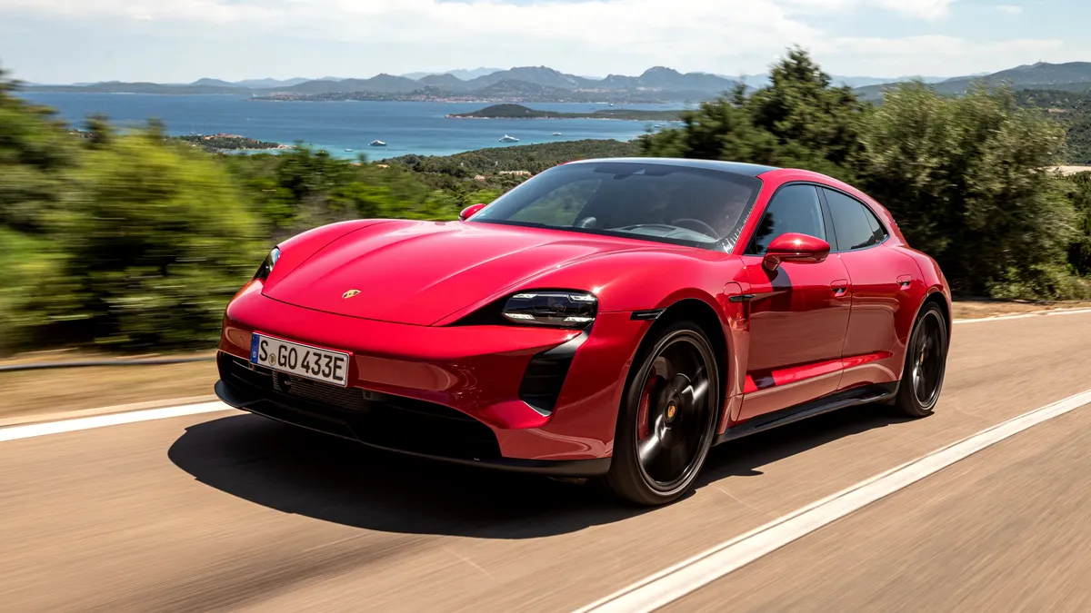 Nemulțumiri din partea proprietarilor de mașini electrice: Porsche ajunge din nou în instanță