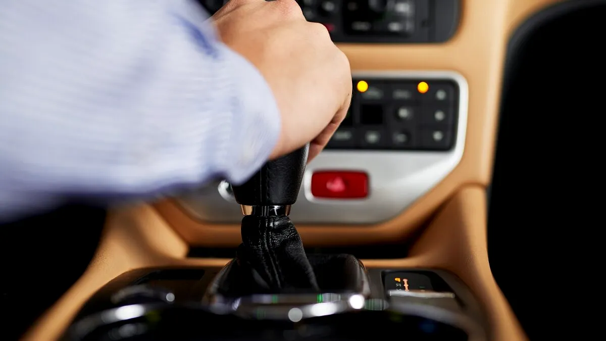 2025: Scoți mașina din viteză la semafor? Greșeli frecvente și cum le poți evita