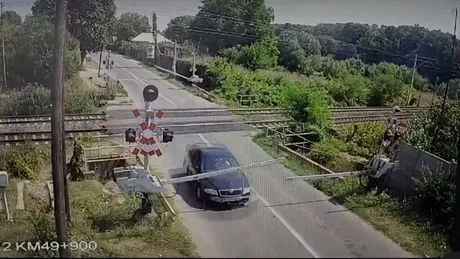 Filmare uluitoare în Prahova: Un șofer rupe bariera chiar înainte ca trenul să treacă cu 140 km/h - VIDEO