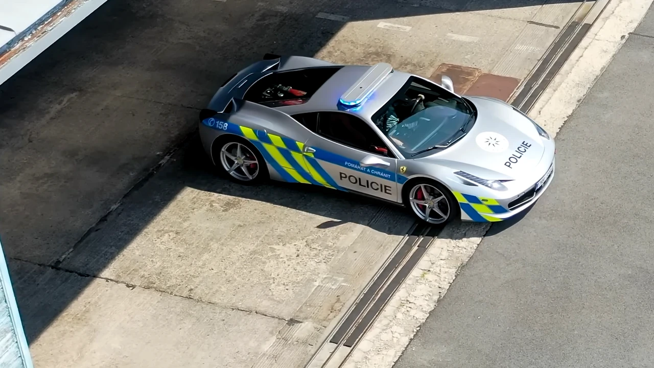 Ferrari 458 Italia apreendida vira carro de polícia na Tchéquia