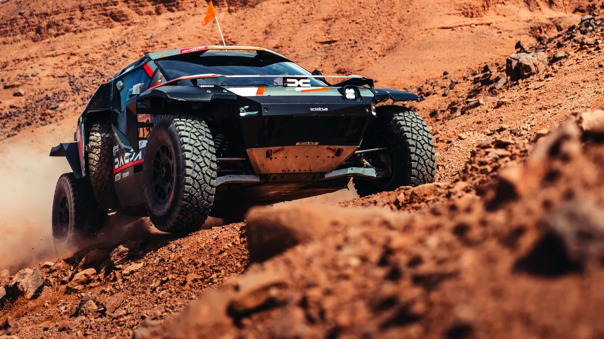 Dacia Sandriders încheie Raliul Marocului pe primul loc la constructori. Lupta pentru titlu se decide la Abu Dhabi