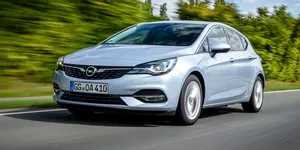 Un șofer belgian de Opel Astra a fost surprins de radar cu 696 km/h. Instanța a anulat amenda, dar poliția îi va da alta