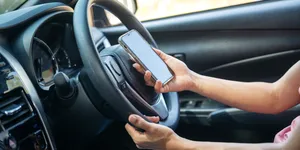 O aplicație populară pentru plata parcării în 18 orașe mari introduce și RCA, după biletele la Loto