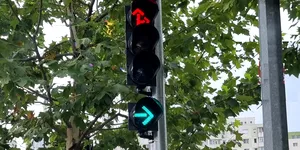 Semafor roșu la dreapta, dar verde intermitent pornit. Ce faci în această situație?