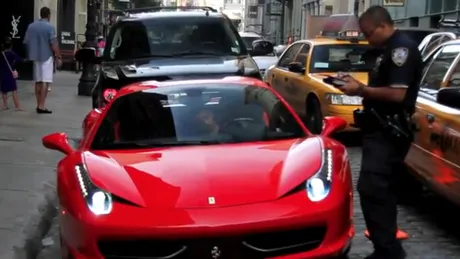 VIDEO: Poliţist călcat pe picior cu Ferrari 458 Spider