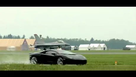 VIDEO: E mai rapid un Lamborghini Aventador decât un avion de luptă F16... pe pistă?