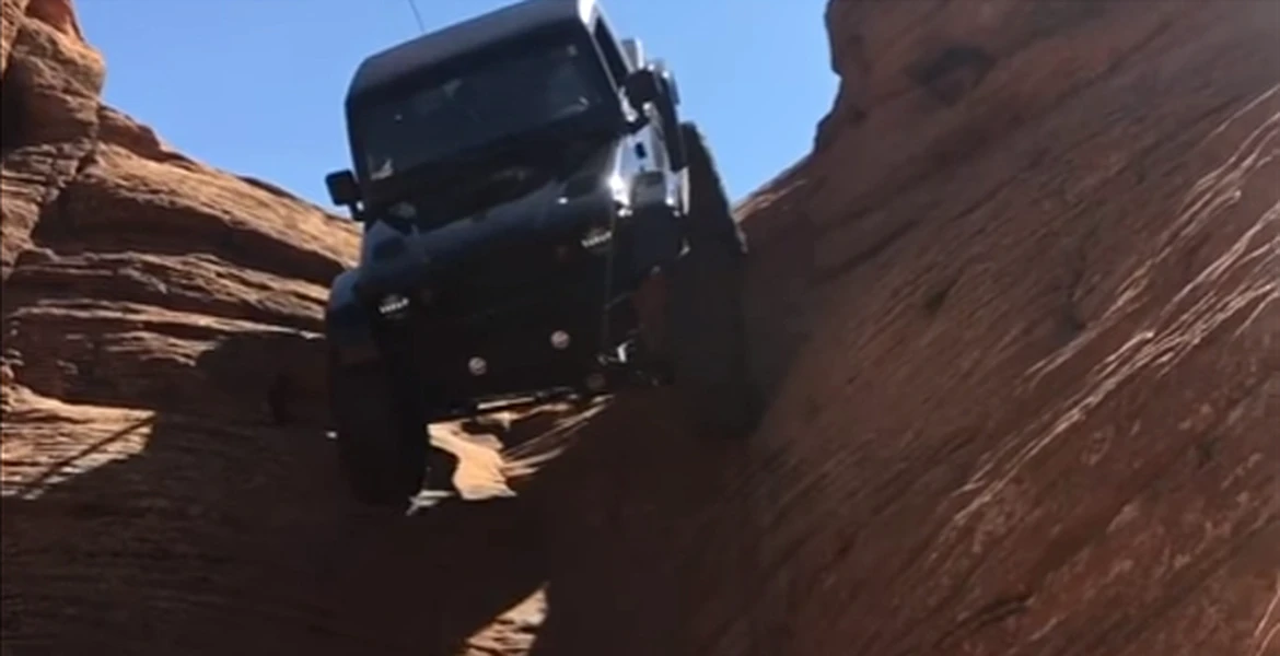 Cel mai competent Jeep sfidează gravitaţia. Coboară o pantă abruptă şi cum ar fi ceva foarte simplu – VIDEO