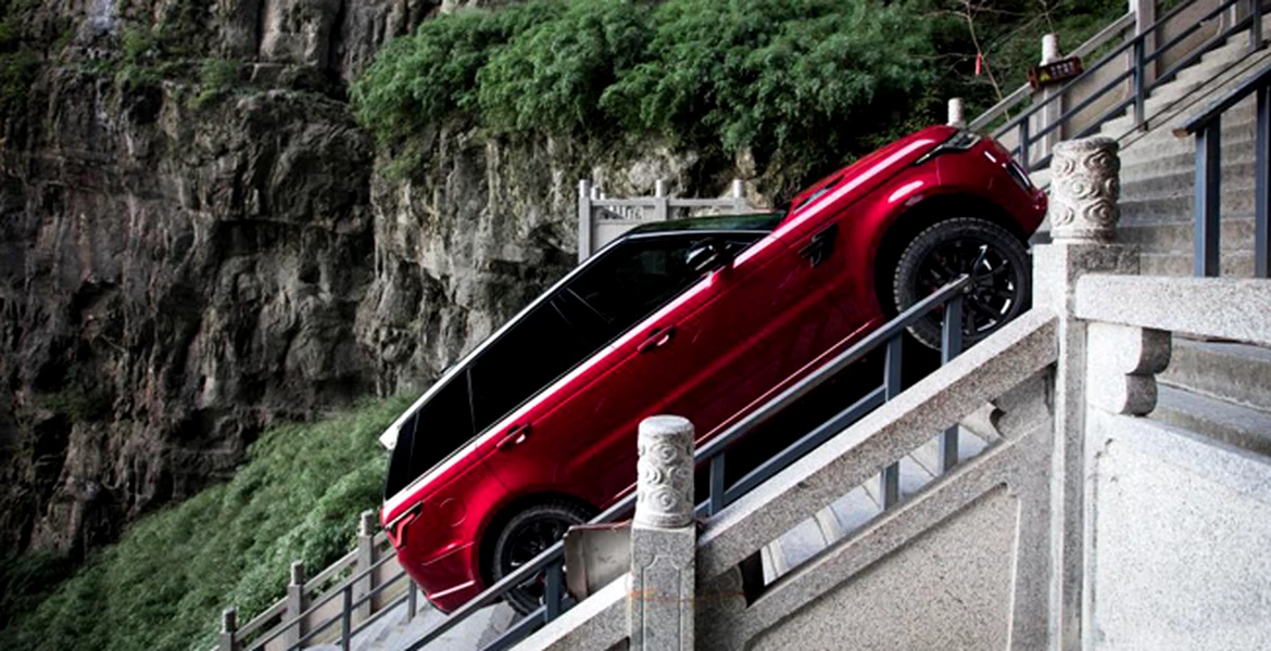 Noul Range Rover Sport hibrid nu are rău de înălţime. A ajuns la poarta Poarta Raiului după a urcat cele 999 de trepte – VIDEO