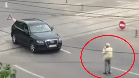 Un bătrân a oprit maşina în mijlocul intersecţiei pentru a-i face poze - VIDEO