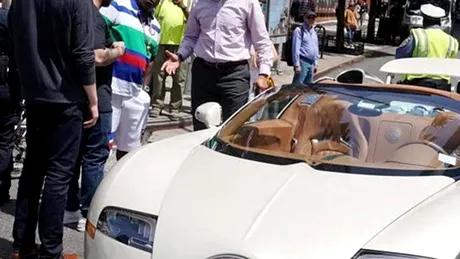 Bugatti Veyron de 2 milioane de dolari, lovit de altă maşina imediat ce a ieşit din showroom - VIDEO
