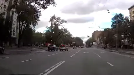O Dacie pune în cap un Lexus, pe străzile din Rusia [VIDEO]