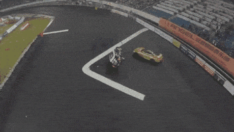 Record mondial: gogoşi în jurul unei maşini care merge pe două roţi. VIDEO