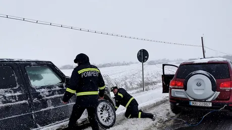 Bilanțul primei zăpezi: 35 de mașini blocate în nămeți. Mai multe drumuri au fost închise