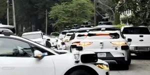 Video / Taxiurile autonome au început să se învârtă în cerc pe străzile din SUA. Locuitorii acuză haos creat de mașinile Waymo