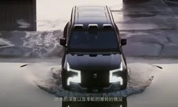 SUV-ul electric ce poate „înota”. Are peste 1.000 CP și 4 motoare electrice – VIDEO