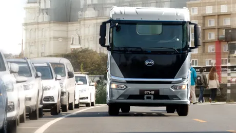 Camioanele electrice din China intră pe piața din Europa. Cât va costa un TIR construit de BYD sau Geely