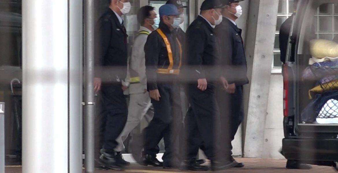 În aşteptarea procesului, Carlos Ghosn este strict supravegheat. Fostul executiv Renault a ieşit din închisoare deghizat – VIDEO