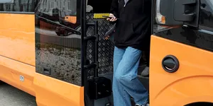Licitație pentru 25 de microbuze școlare în Timiș. Ce dotări trebuie să aibă