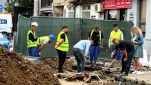 „București, în șantier”. Episodul 5. Zici că a căzut o dronă pe Bulevardul Ferdinand, unde trebuie schimbate șinele de tramvai. Șapte muncitori se uită la o groapă, ca în glumele cu „Dorel”