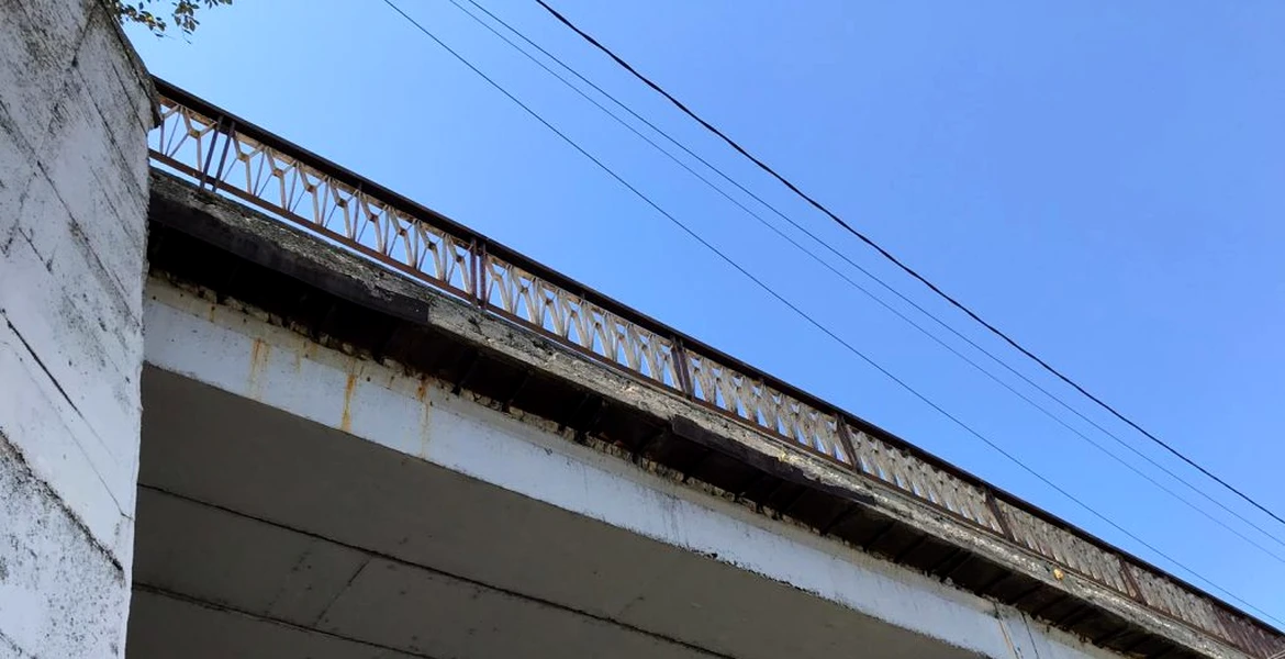 Cum arată podul care nu a fost reparat niciodată. Se află pe una dintre cele mai tranzitate şosele din Bucureşti – VIDEO