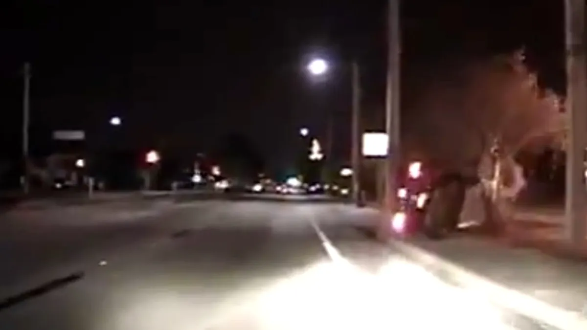 VIDEO: Scrisul mesajelor la volan te face un şofer infect. Şi foarte periculos