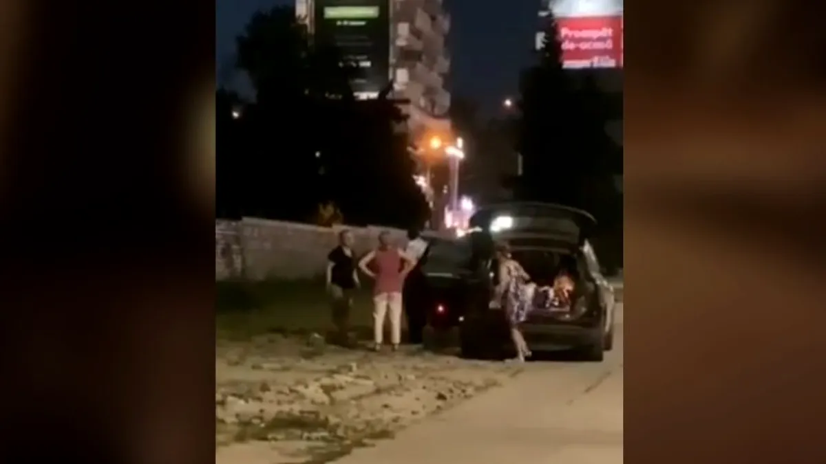 Filmate în Chișinău. Patru femei fură materiale de construcție cu un Audi Q5